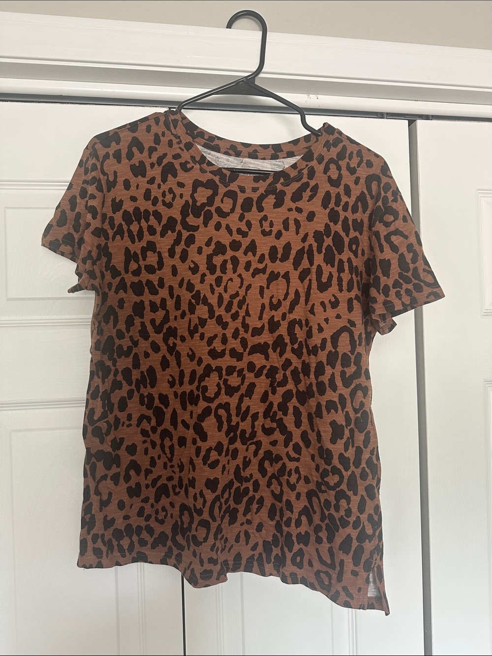 Leopard Print Short Sleeve Tee in Brown